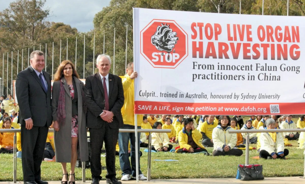 Australian MP Craig Kelly, Professor Maria Fiatarone Singh from Sydney University, and Senator John Madigan (L-R) join 400 Falun Gong Practitioners at the July 20 Commemoration Rally in front of Australian Parliament House on July 16, 2014. (Minghui.org)