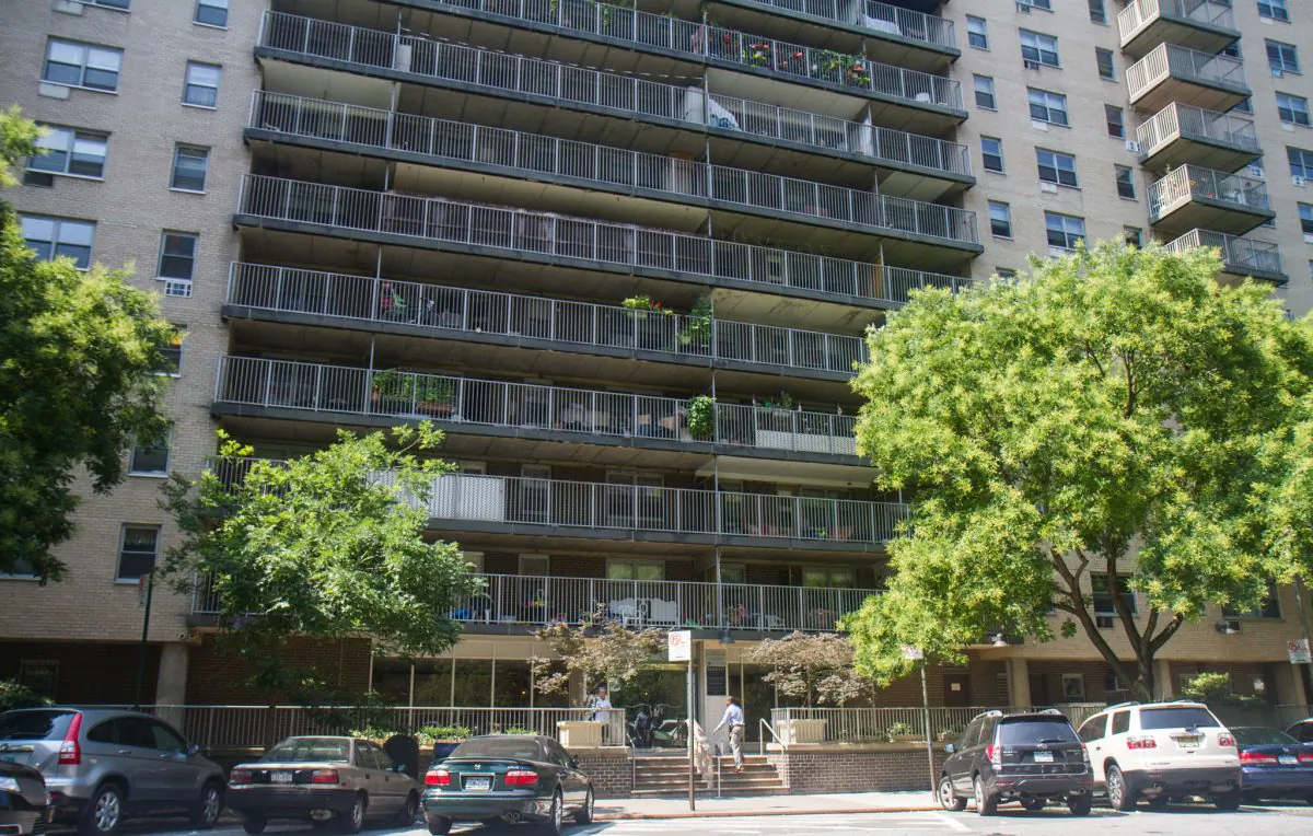 Tenants with stabilized rent have been slowly pushed out of this apartment building at 50 W 97rd St., on the Upper West Side, on July 23, 2014. (Benjamin Chasteen/Epoch Times)