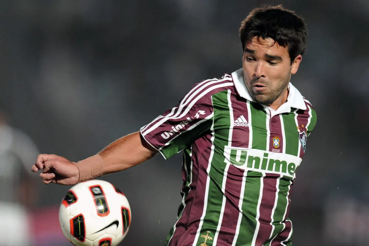 Fluminense's Deco tries to control the ball during their Copa Libertadores match against Nacional at Centenario stadium in Montevideo on April 6, 2011. (PABLO PORCIUNCULA/AFP/Getty Images)