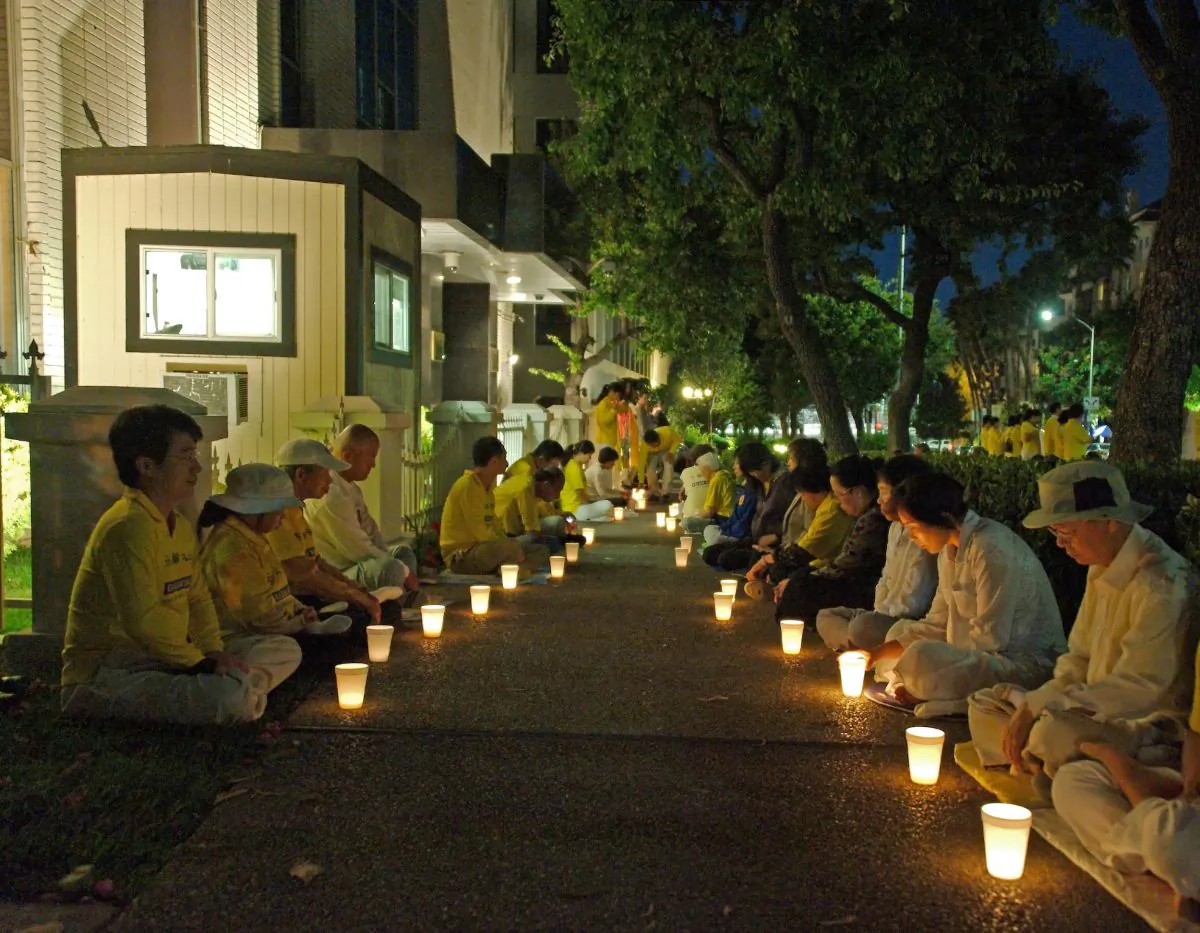 Practitioners hold candles in remembrance of the innocent Falun Dafa practitioners killed because of their faith and for their organs. (Robin Kemker/The Epoch Times)