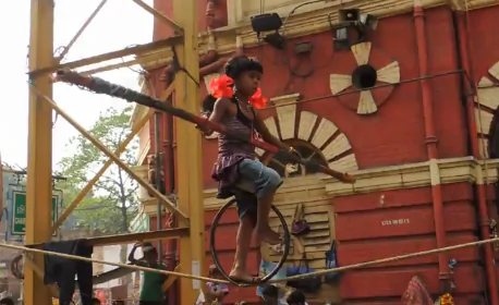 Amazing Tightrope Act by 6-Year-Old Girl (Video)