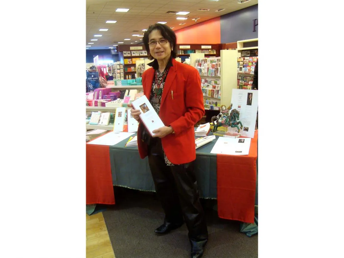 Reuben Tom Kee holds his book “Ode to China: Sagacity!” at a book signing at Chapters book store in Ottawa in 2013. (Courtesy of Reuben Tom Kee)