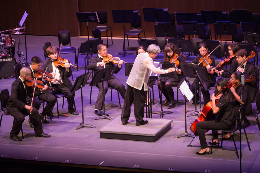 6 月 15 日，迈克尔·达达普 (Michael Dadap) 在纽约州罗克维尔中心举办的第 45 届年度春季音乐会上指挥儿童管弦乐队协会。(Laura Cooksey/Epoch Times)