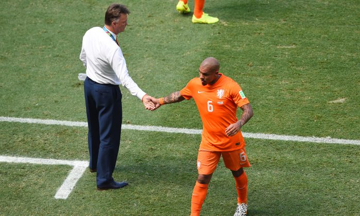 Nigel de Jong of the Netherlands shakes hands with head coach Louis van Gaal as he exits the game during the 2014 FIFA World Cup Brazil Round of 16 match between Netherlands and Mexico at Castelao on June 29, 2014 in Fortaleza, Brazil. (Jamie McDonald/Getty Images)