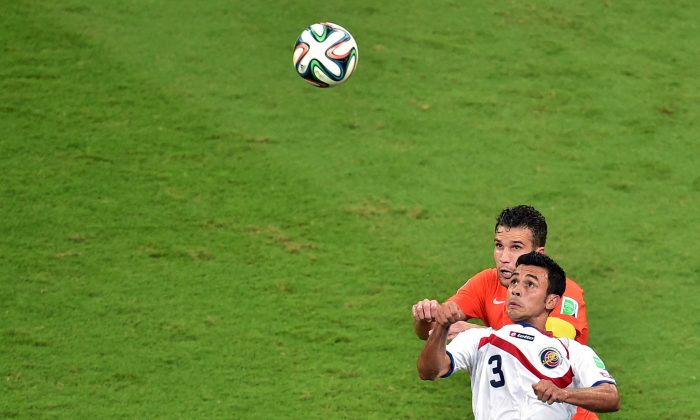 Netherlands' forward and captain Robin van Persie (L) vies with Costa Rica's defender Giancarlo Gonzalez during a quarter-final football match between Netherlands and Costa Rica at the Fonte Nova Arena in Salvador during the 2014 FIFA World Cup on July 5, 2014. (GABRIEL BOUYS/AFP/Getty Images)