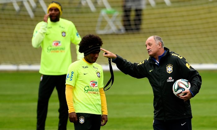 Head coach Luiz Felipe Scolari gestures with Willian (C) during a training session of the Brazilian national football team at the squad's Granja Comary training complex, on July 11, 2014 in Teresopolis, 90 km from downtown Rio de Janeiro, Brazil. (Buda Mendes/Getty Images)