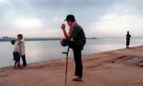 Amputees Tortured by Phantom Pain, Mirror Man Helps