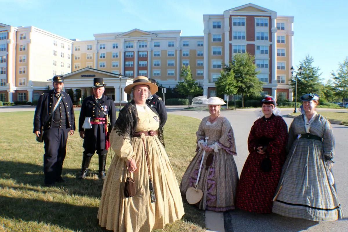 Re-enactors stroll on the grounds of the Wydham Gettysburg Hotel. (Myriam Moran copyright 2014)