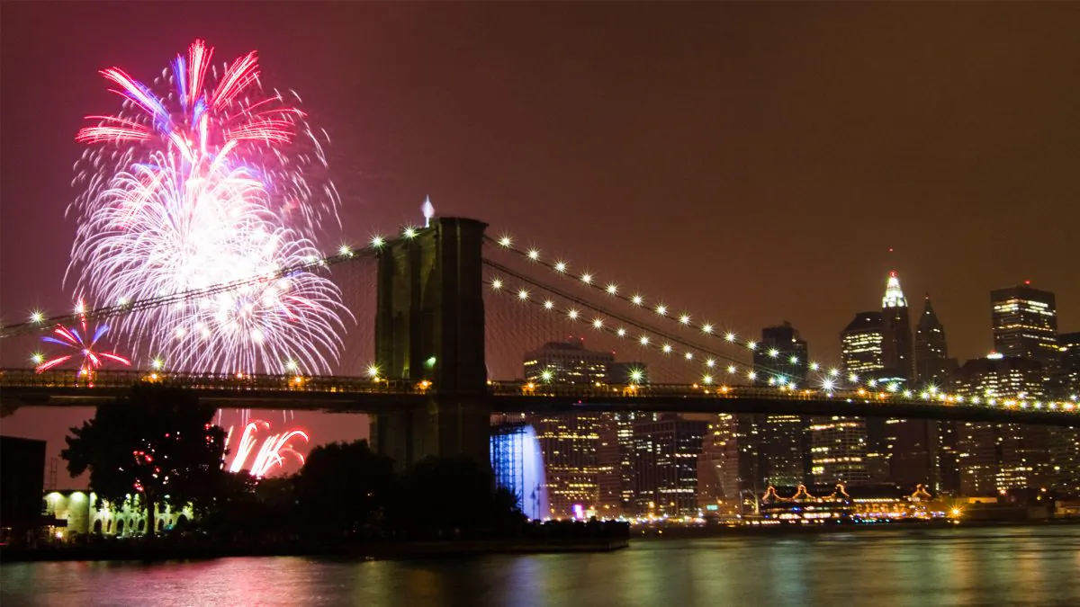 Fireworks explode over the Brooklyn Bridge, on July 3, 2008. This year is the first time since 2008 that the fireworks take place on the East River. (Epoch Times Archive)