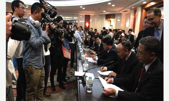 President of The Transplantation Society Dr. Francis L. Delmonico (far R) observes the signing of the Hangzhou Resolution in China on Oct. 29, 2013. Chinese health authorities later reneged on the promises made then, and a conference scheduled for June was subsequently canceled or postponed. (Screenshot/declarationofinstanbul.org)