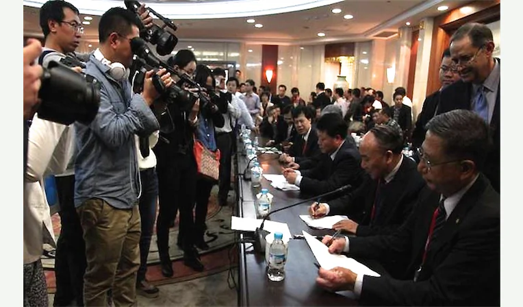 President of The Transplantation Society Dr. Francis L. Delmonico (far R) observes the signing of the Hangzhou Resolution in China on Oct. 29, 2013. Chinese health authorities later reneged on the promises made then, and a conference scheduled for June was subsequently canceled or postponed. (Screenshot/declarationofinstanbul.org)