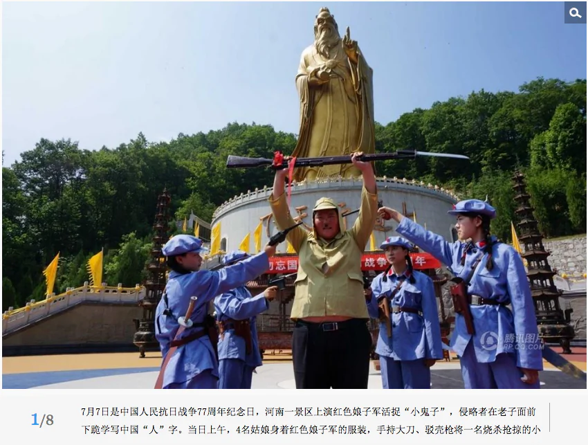Four young women in Chinese Red Army outfits re-enact the capture of a Japanese soldier at a tourist spot in Luoyang City of Henan Province, on July 7. The activity was held to memorialize the 77th anniversary of Japan's invasion of China on July 7, 1937. (Screenshot/news.qq.com)