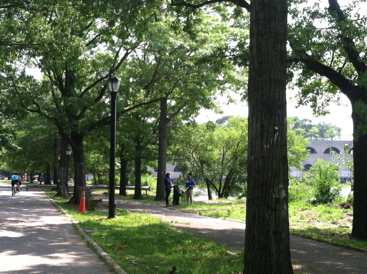 Park staff pick up litter at Riverside Park in Manhattan on Sunday. (Annie Wu/Epoch Times)