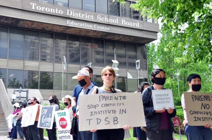 Demonstrators protest the Toronto District School Board’s partnership with the Beijing-controlled Confucius Institute outside the TDSB on Wednesday, June 18, 2014. (Allen Zhou/Epoch Times)