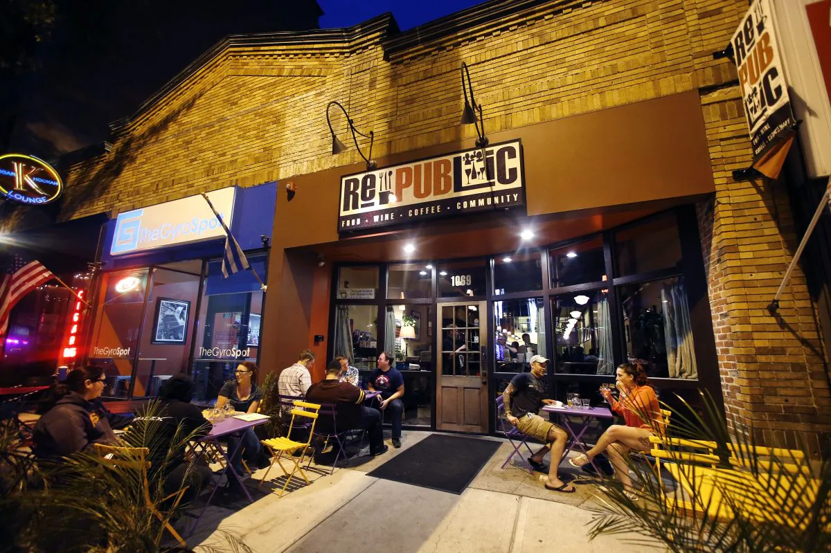 Diners outside Republic in Manchester, N.H. (AP Photo/Elise Amendola)