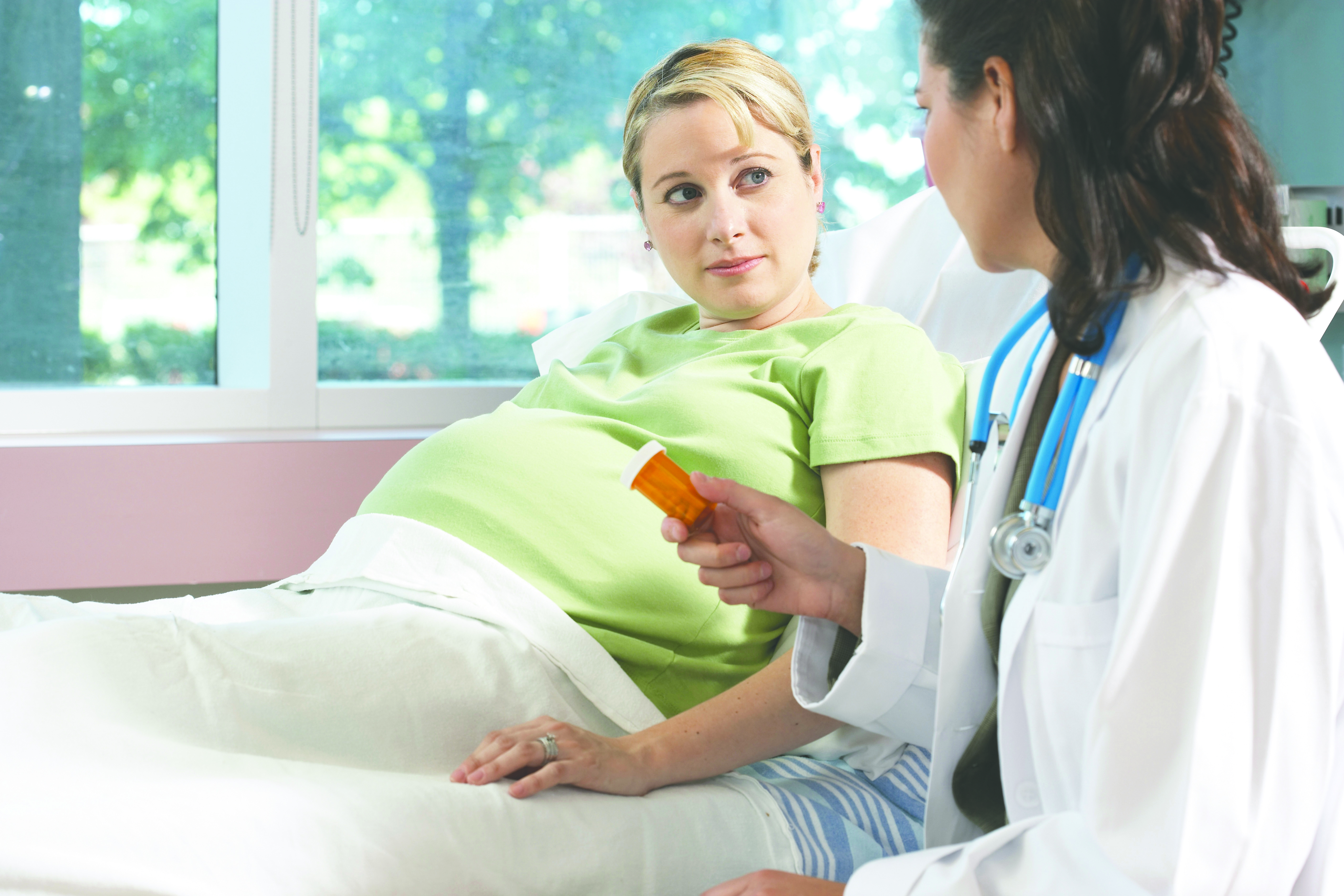 Социальная поддержка беременных. Беременные женщины у врача. Терапия для беременных.