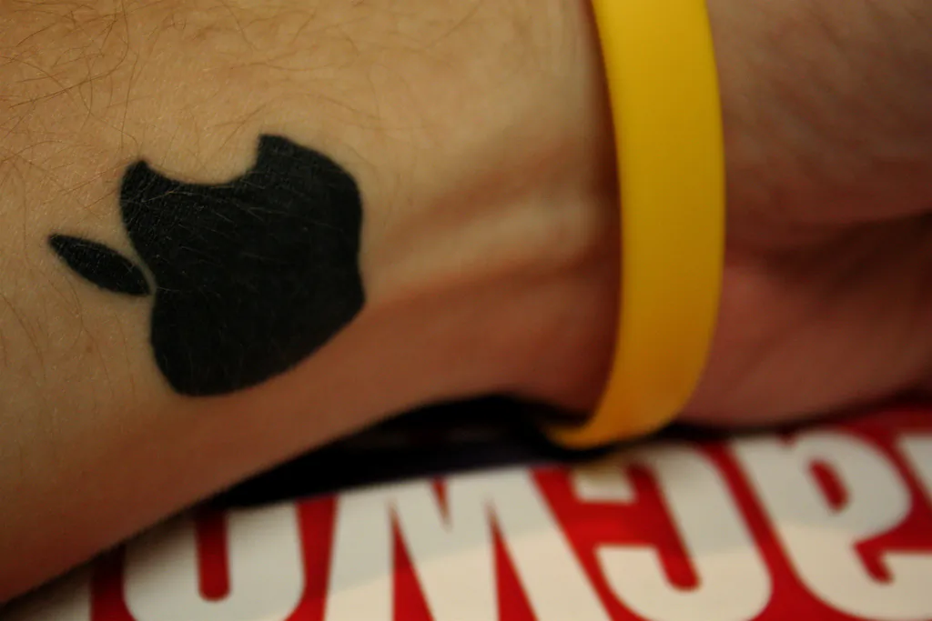 Geek pride. Apple fans show their loyalty. (Terry Johnston, CC BY)