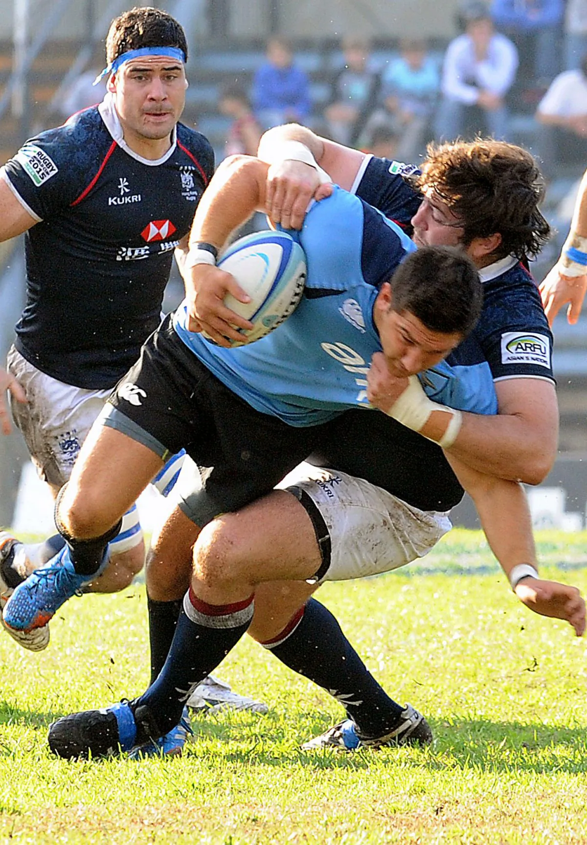Hong Kong’s Alex Harris (R) tries to stop Uruguay’s Alejandro Ormachea during a 2015 World Cup qualifying play-off match in Montevideo on Aug 2, 2014. (MIGUEL ROJO/AFP/Getty Images)