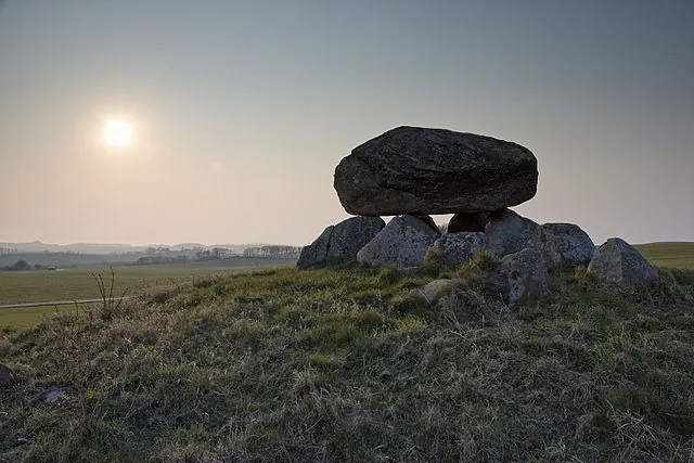 Burial mound, Denmark (Mikkel Houmøller, Creative Commons)