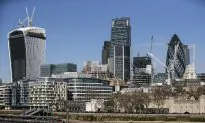 UFO Filmed Over Thames Estuary in London