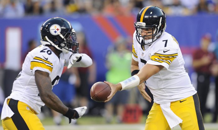 Pittsburgh Steelers quarterback Ben Roethlisberger (7) hands the ball off to Pittsburgh Steelers running back Le'Veon Bell (26) in the first quarter of a preseason NFL football game, Saturday, Aug. 9, 2014, in East Rutherford, N.J. (AP Photo/Bill Kostroun)