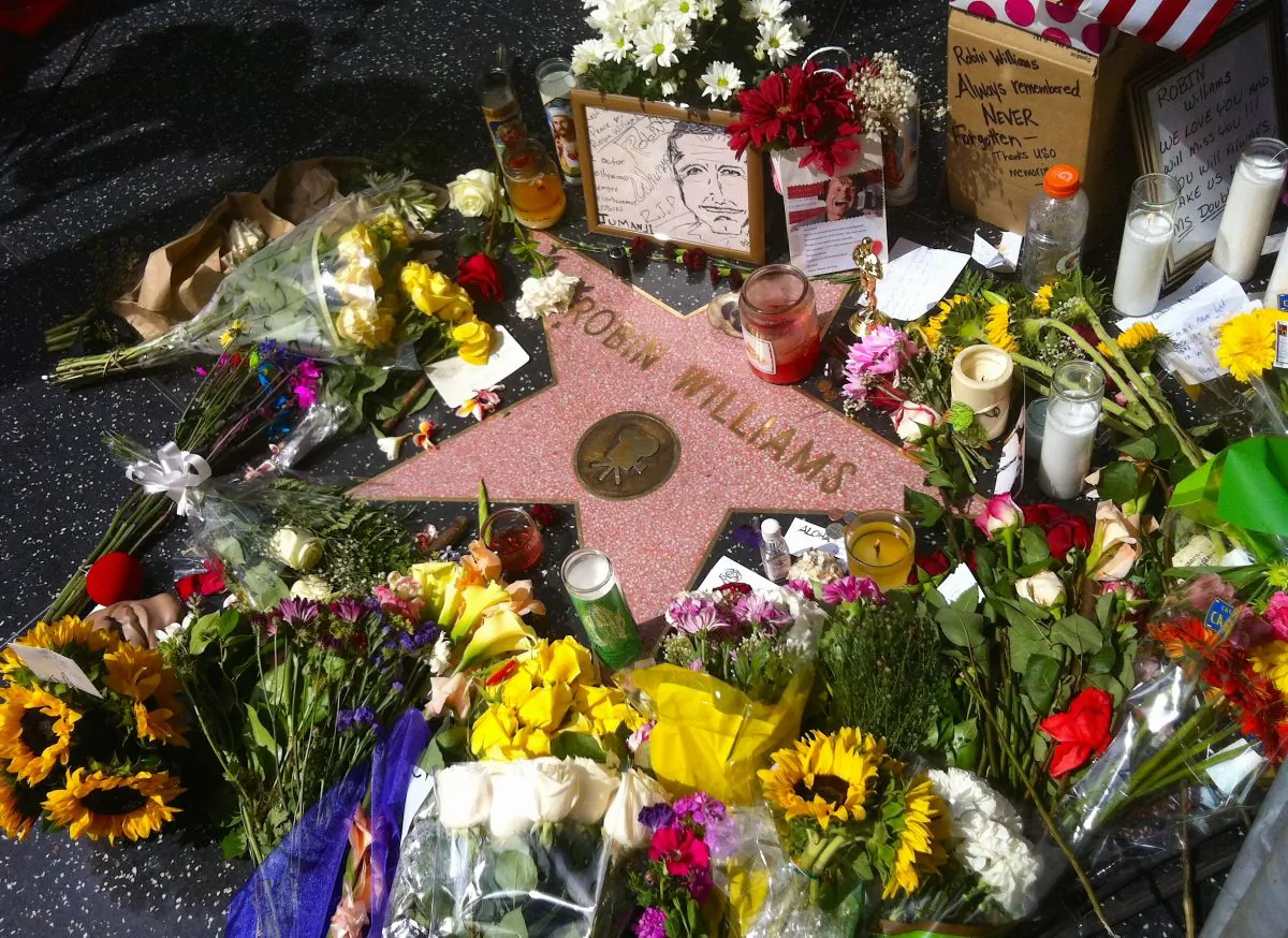 Fans decorate Robin Williams's star on the Hollywood Walk of Fame with flowers and mementos on Aug. 12. (Sarah Le/Epoch Times)