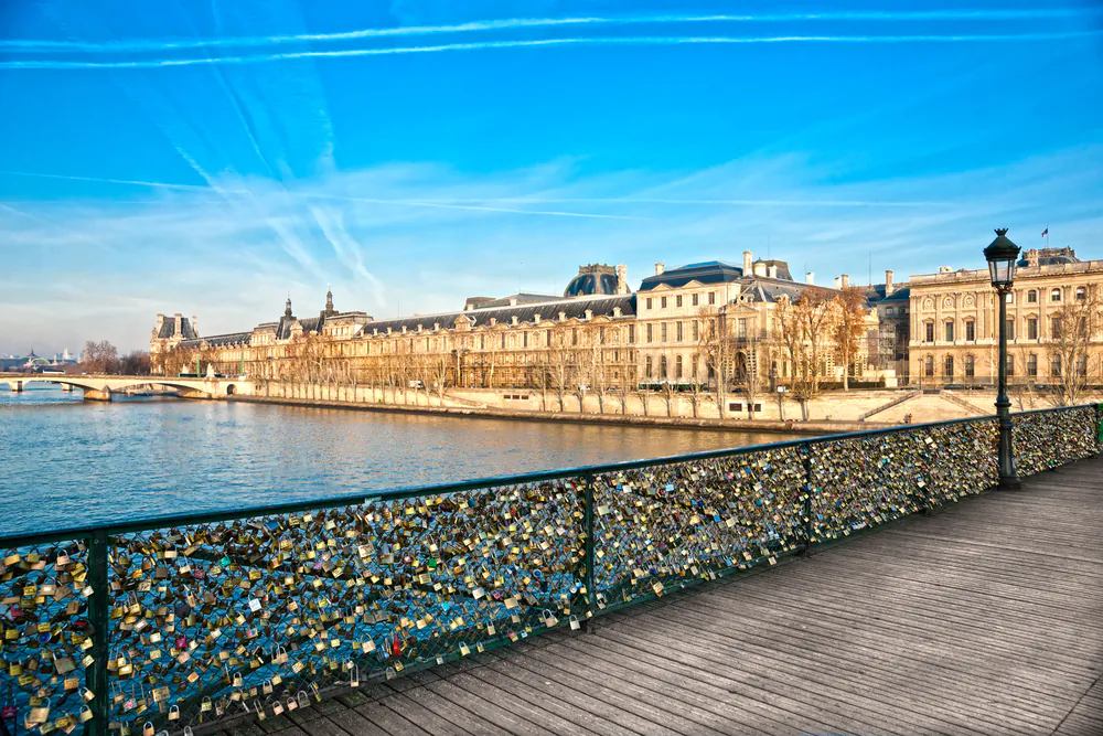 Pont des arts, Paris - France. (*Shutterstock)