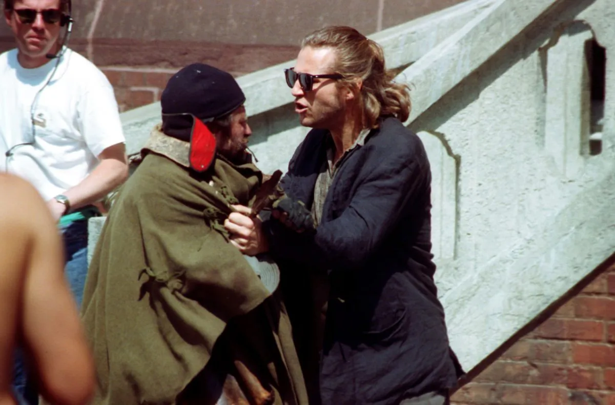 Actors Robin Williams, left, and Jeff Bridges appear in a dramatic scene during the shooting of the motion picture "The Fisher King," in Manhattan, New York City, on June 6, 1990. (AP Photo/Joseph Major)