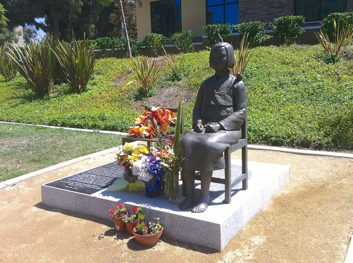 A statue commemorating the plight of women forced into sexual slavery by the Japanese Army during WWII stands in a park in Glendale, Calif. on Aug. 13. (Sarah Le/Epoch Times)