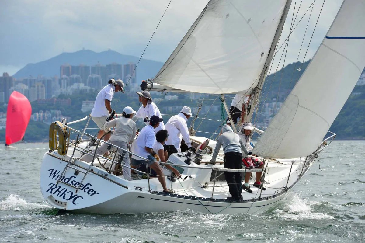 Series winner in HKPN Division, ‘Windseeker’ rounds the Leeward Mark in Race-8 of the Helly Hansen Summer Saturday Series on Saturday Aug 9, 2014. (Bill Cox/Epoch Times)