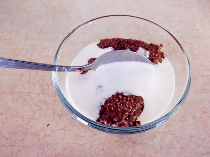 Chia pudding add cream (Larry Jacobsen, CC BY 2.0)
