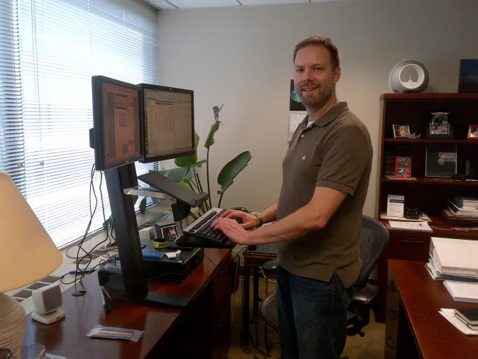 Alternating between sitting and standing is best. (John M, CC BY-SA 2.0)
