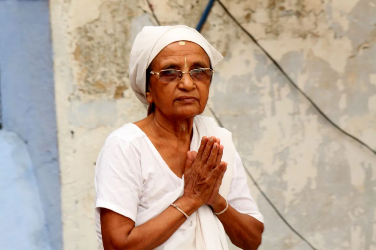 An older widow outside a temple in Varanasi on Aug 4., 2014. Old widows come to India’s various religious cities because there is no other social or institutional support for them. (Venus Upadhayaya/Epoch Times Staff)