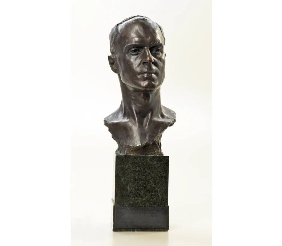 Titled "Captain Herbert D’Olier Kingstone, M.C.," British sculptor Francis Derwent Wood created this bust of Canadian WWI veteran Captain Herbert Kingstone. In 1916, at the Battle of Courcelette, France, a shell shattered Kingstone’s legs and destroyed one of his hands. He subsequently received the Military Cross. (Beaverbrook Collection of War Art)