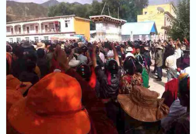 A crowd in the Kardze (Garzê) prefecture of Sichuan Province protests peacefully on Aug. 12. The police soon fired into the crowd, and four Tibetans later died in detention as a result of the untreated gunshot wounds. (Save Tibet) 