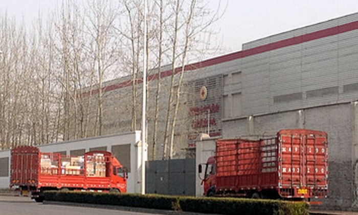 Large trucks loaded with supplies drive into the gate of a disaster preparedness warehouse belonging to the Chinese Red Cross in Beijing, on April 1, 2014. According to Tencent Financial, the Chinese Red Cross is renting the state-funded warehouse for profit to logistics companies. (Screenshot/Tencent Finance) 
