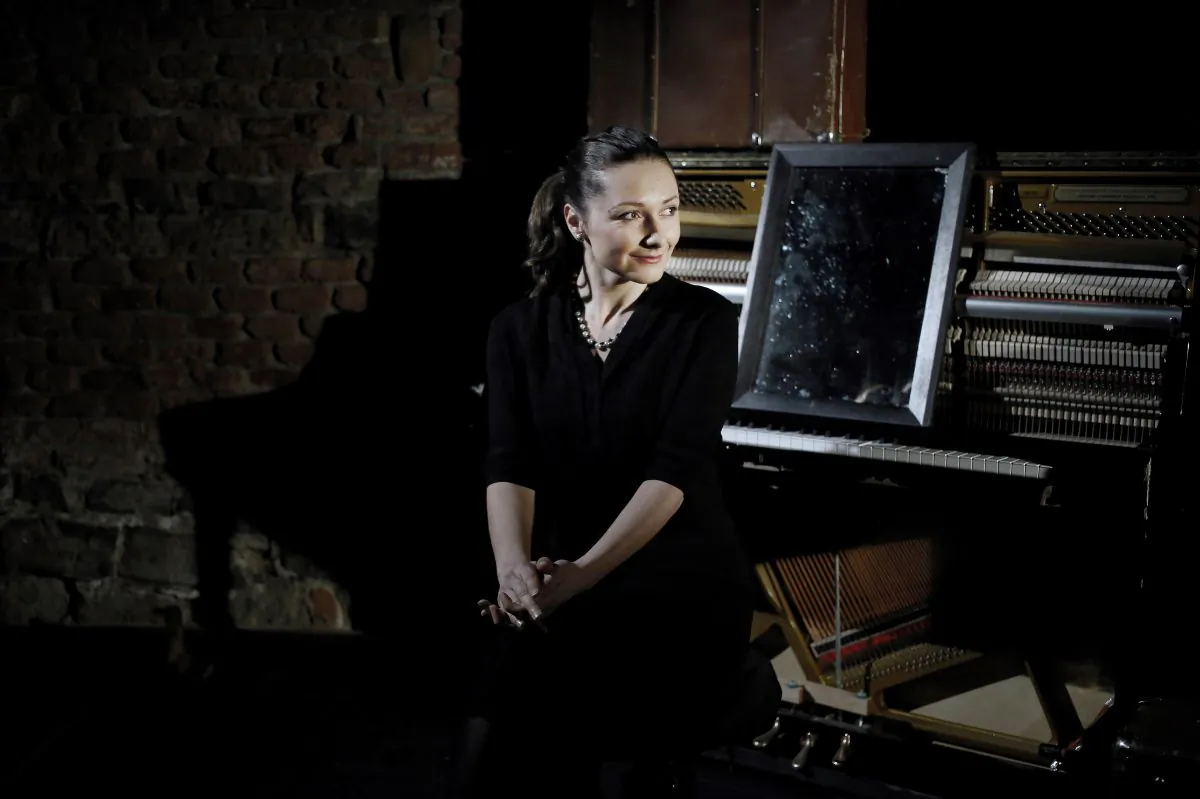Isobel Pravda plays her grandmother Hana Pravda, who successfully escaped from a German death camp. (Svandovo Divadlo)
