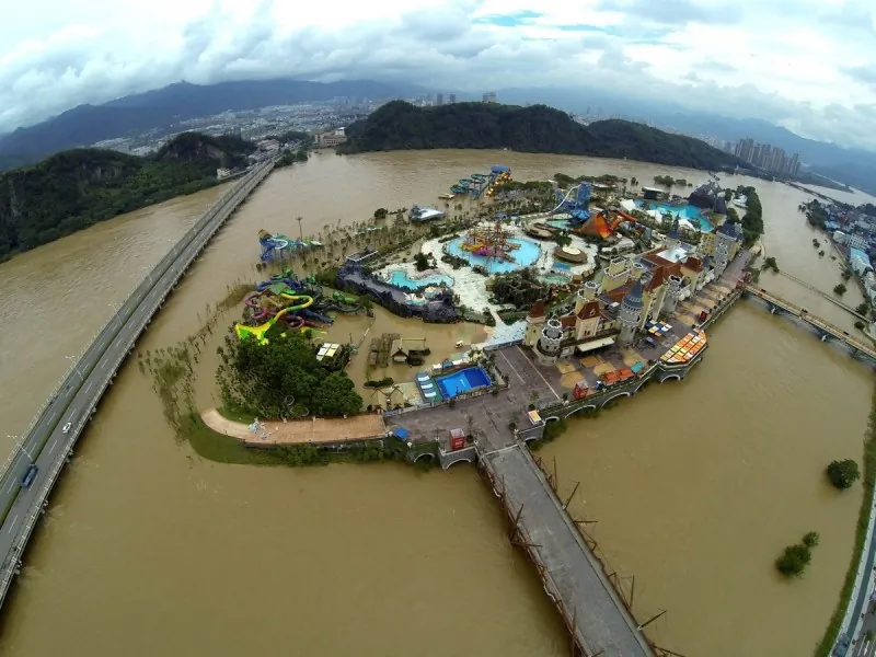 On Aug. 20, heavy rain at Lishui City, Zhejiang Province and the released of water from a nearby reservoir resulted in the city being submerged in water. (Internet picture)