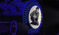 Robin Williams Tribute at The MTV VMAs With Coldplay’s ‘A Sky Full of Stars’
