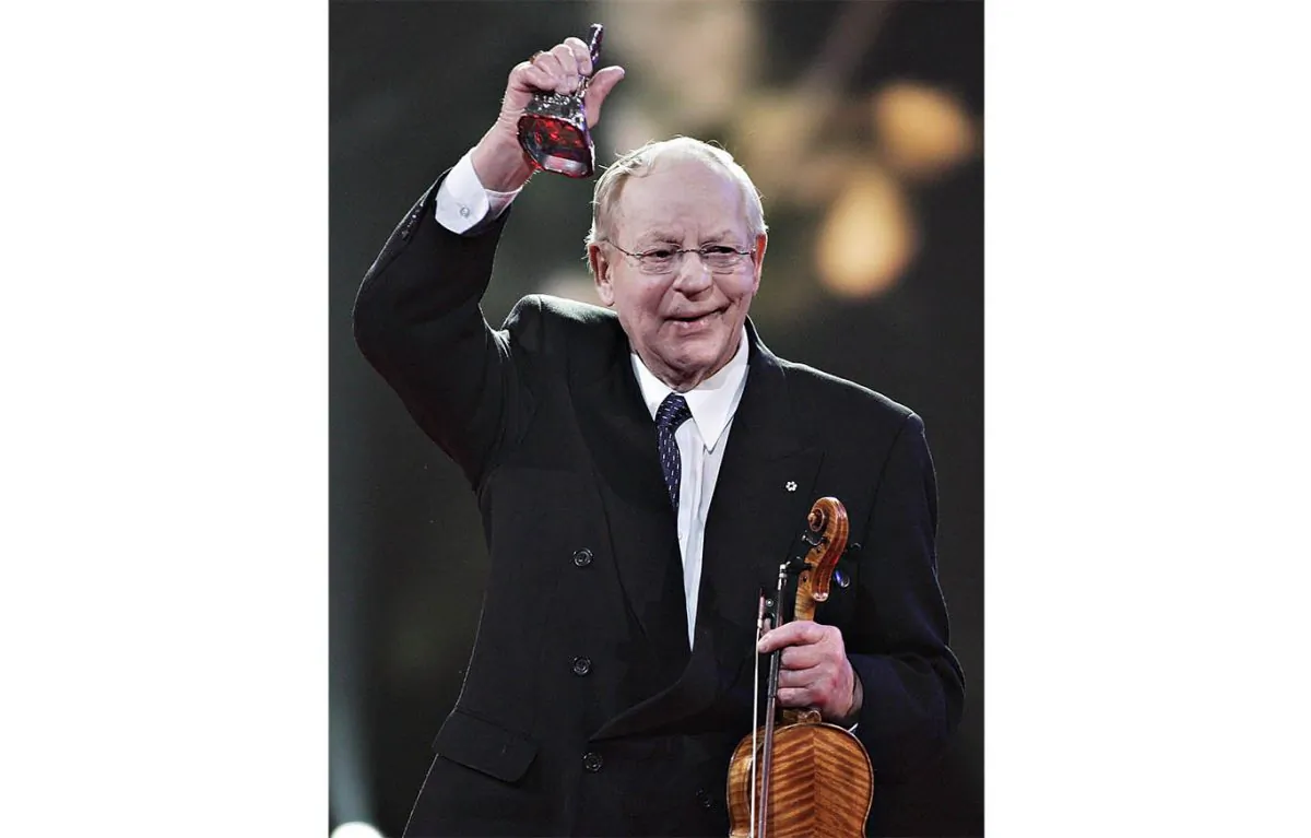 Buddy MacMaster holds up his Dr. Helen Creighton Lifetime Achievement Award at the East Coast Music Award in Charlottetown in this Feb 27, 2006, file photo. MacMaster sparked a renewed appreciation for traditional Cape Breton music and inspired a new generation of talent. (The Canadian Press/Jacques Boissinot)