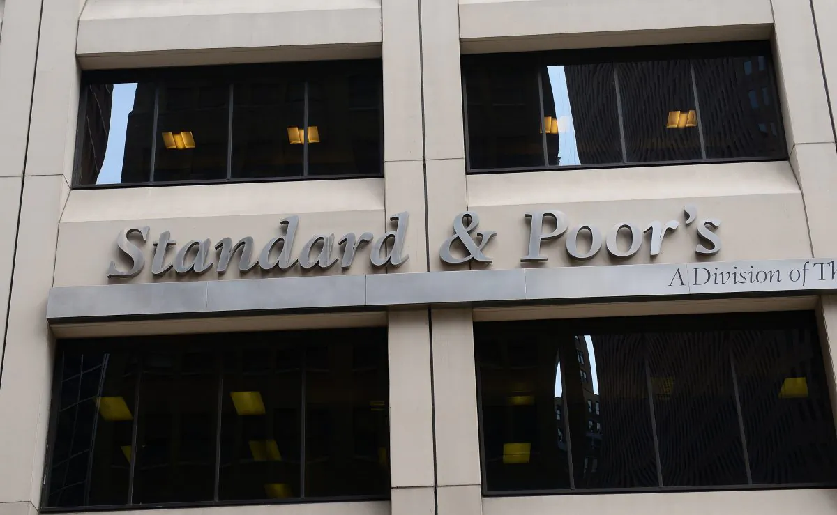 A sign for Standard & Poor’s rating agency in front of the company’s headquarters in New York, Sept. 18, 2012. (AFP photo/Emmanuel Dunand) 