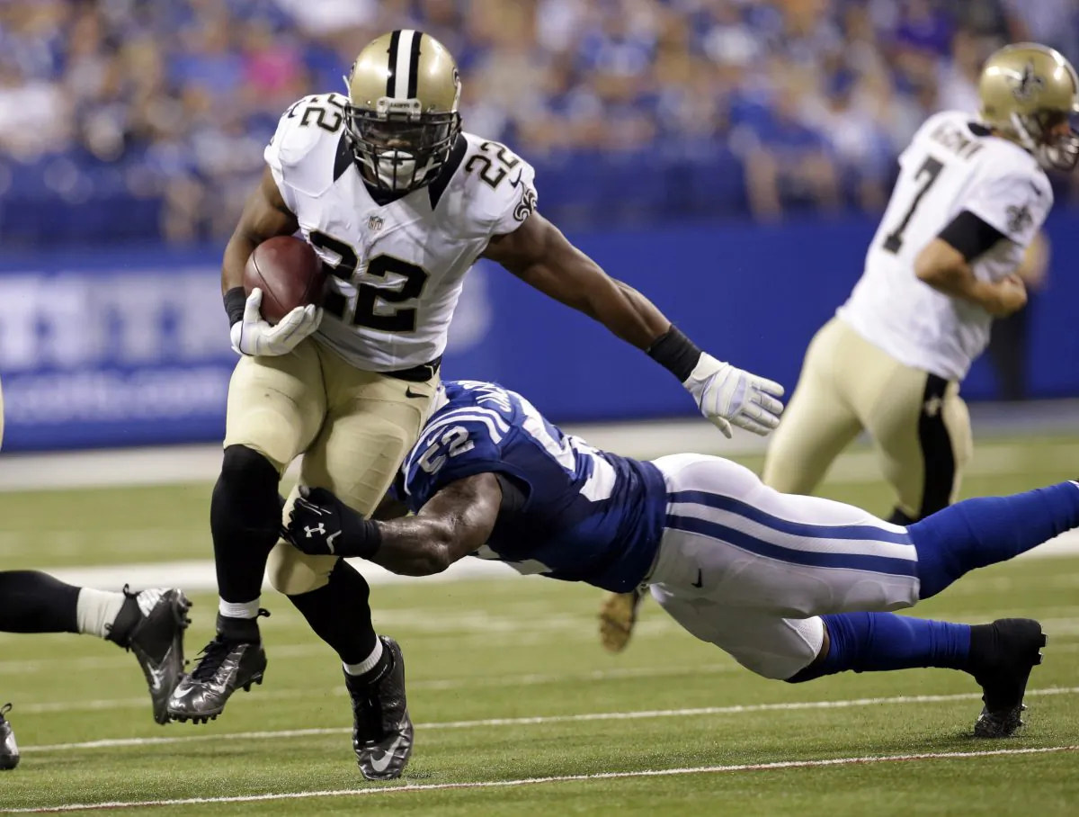 New Orleans Saints running back Mark Ingram, left, breaks the tackle of Indianapolis Colts inside linebacker D'Qwell Jackson during the first half of an NFL preseason football game in Indianapolis, Saturday, Aug. 23, 2014. (AP Photo/AJ Mast)