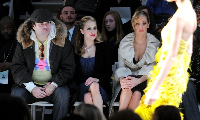 From left, Simon Monjack, actors Brittany Murphy and Kim Raver attend the Monique Lhuillier 2008 Fall Collection during Fashion Week, Tuesday, Feb. 5, 2008, in New York. (AP Photo/Peter Kramer)