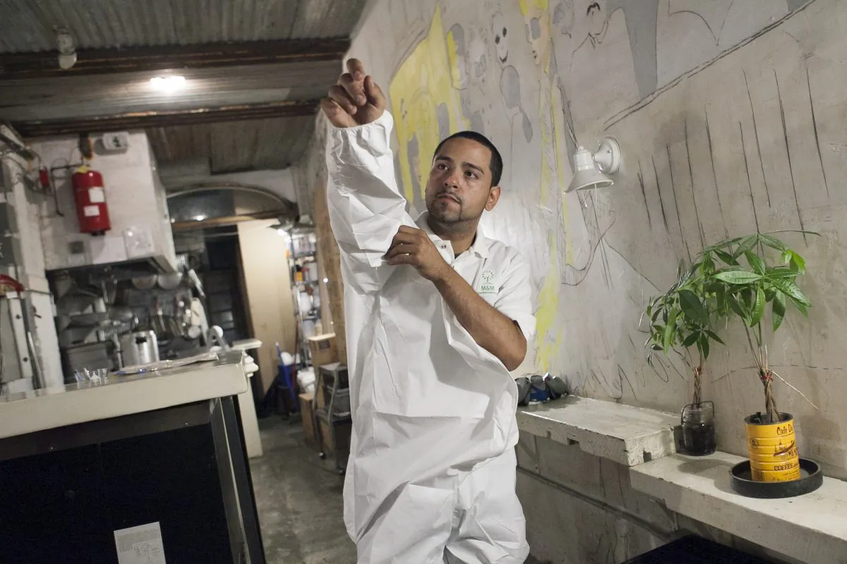 Exterminator Manuel Medina from M&M Pest Control in Chinatown prepares to work at a restaurant in Manhattan, New York, Aug. 11, 2014. (Samira Bouaou/Epoch Times)