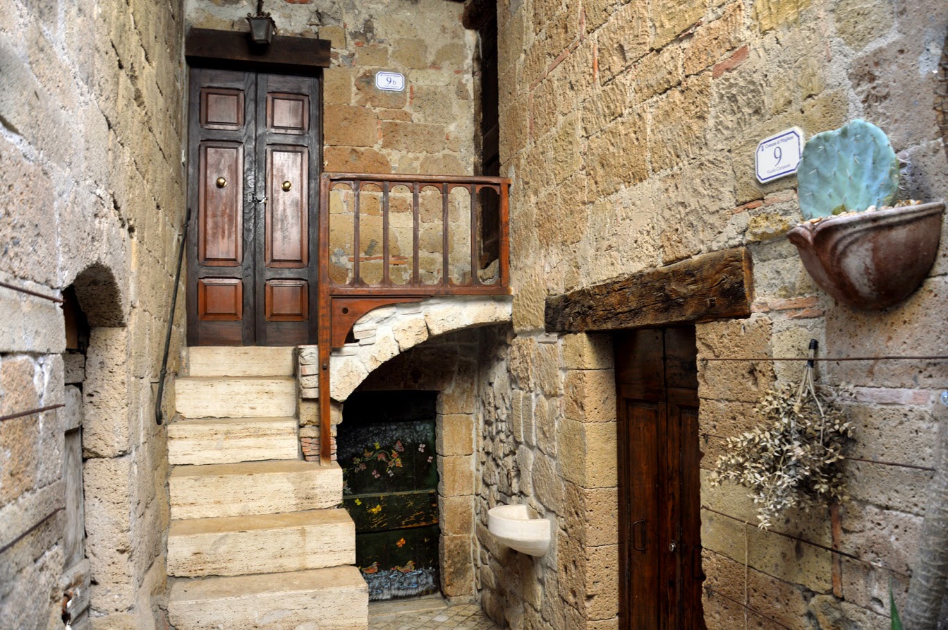 Little narrow street (Tomasz Lisowski, Adventurous Travels)