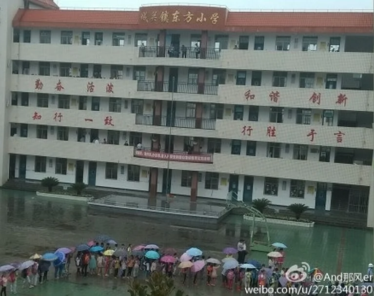 Parents and others gather around the Dongfang Elementary School building in Yunxi County, Shiyan City, Hubei Province. On Sept. 1 a parent killed three students and a teacher before jumping to his death. (Screenshot/Weibo.com)