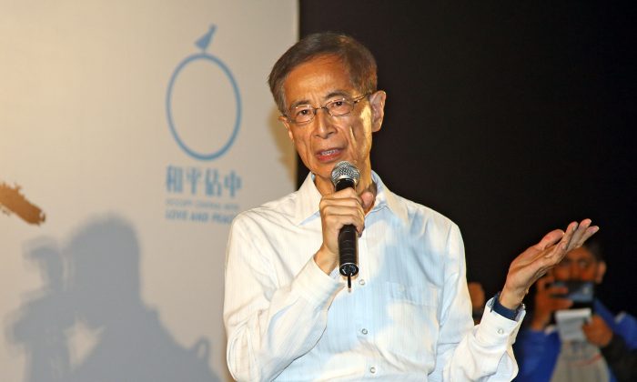 Democratic Party founding chairman, Martin Lee Chu-ming, calls upon Hong Kongers not to give up hope, to fight for democracy, during a rally held on the evening of Aug. 31, 2014. (Poon/Epoch Times)