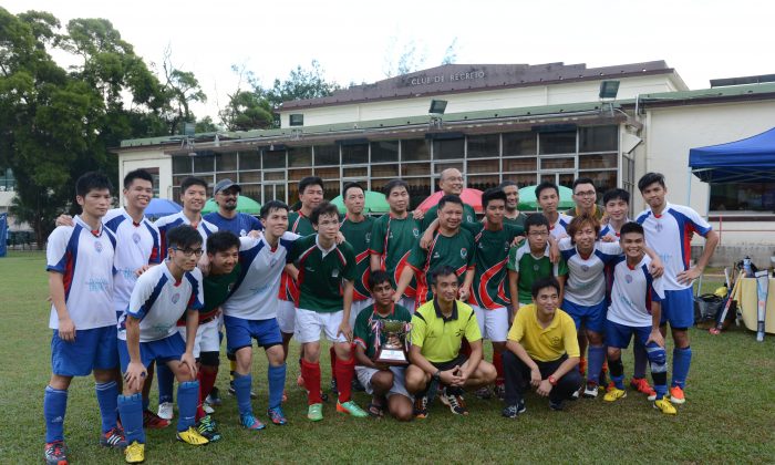 All together now: players of Cup Finalists KCC-C (in green) and Recreio-A pose for photos after the game, Sunday Aug 31, 2014. (Eddie So)