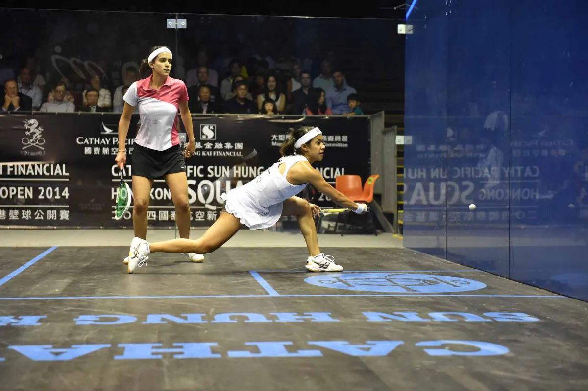 World No. 1 Nicol David of Malaysia hits a 'down the wall’ return during her match against Nour El Tayeb of Egypt in the Final of the Hong Kong Squash Open 2014 on Sunday Aug 31. David won the match to take her 9th consecutive Hong Kong Open title. (Bill Cox/Epoch Times)