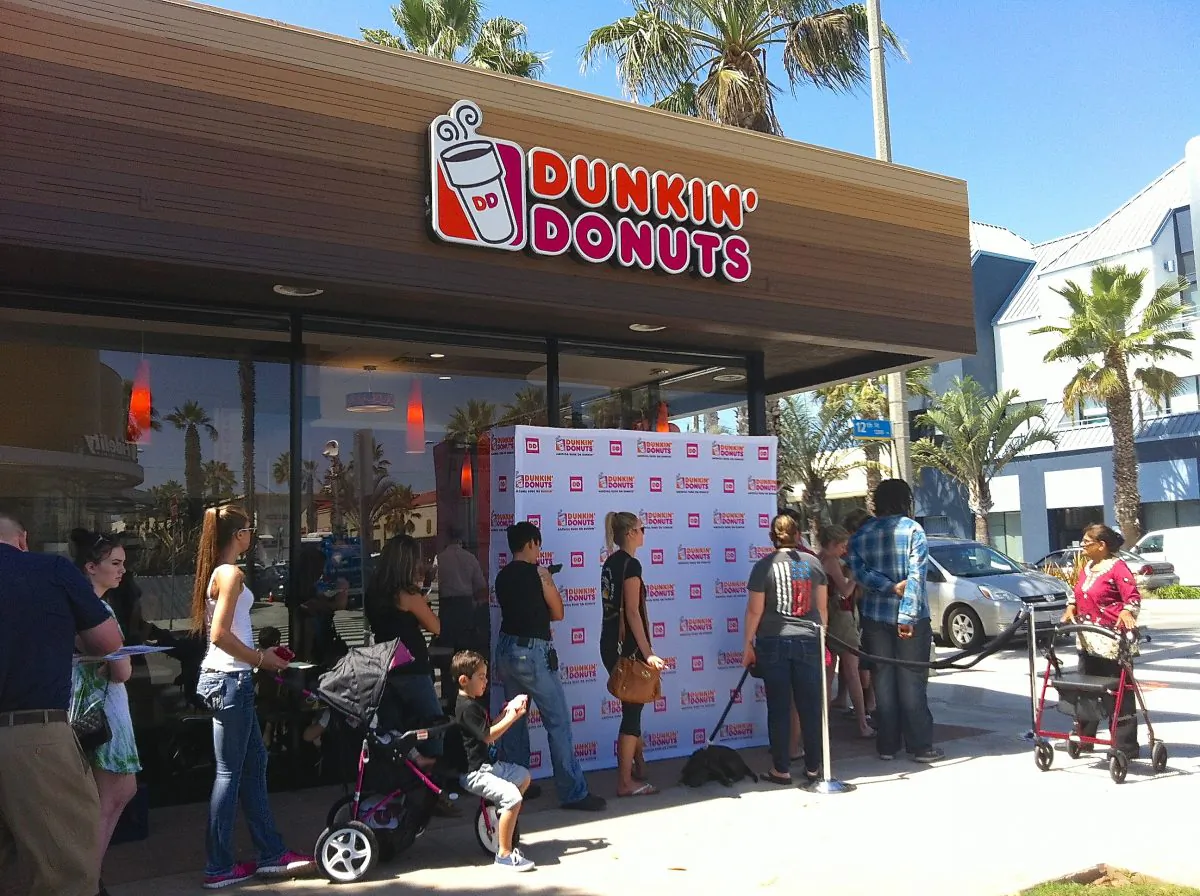 A line of people wait to go into a Dunkin’ Donuts restaurant at its grand opening on Sept. 2 in Santa Monica, Calif. (Sarah Le/Epoch Times)